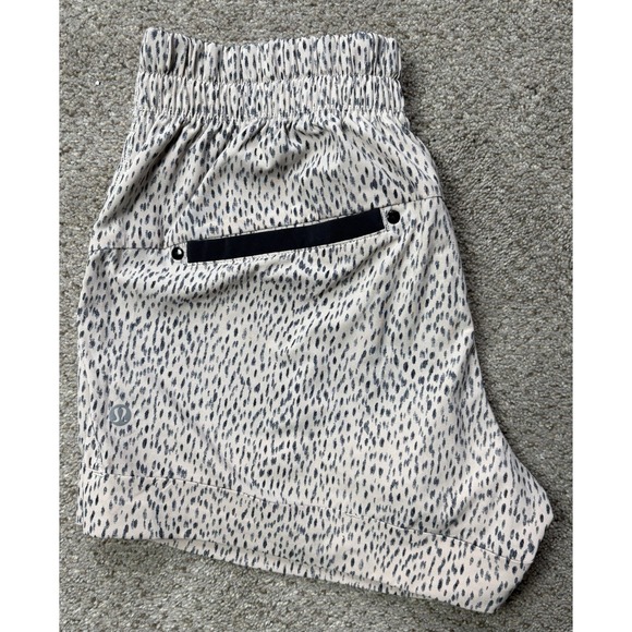 lululemon athletica Pants - Lululemon Women's Size 6 Spring Break Away Shorts Drawstring Cuffed Dottie Dash